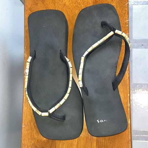 Women's Sanuk Black Platform Beaded Flip Flops/ Sandals Size 9 - Picture 3 of 6